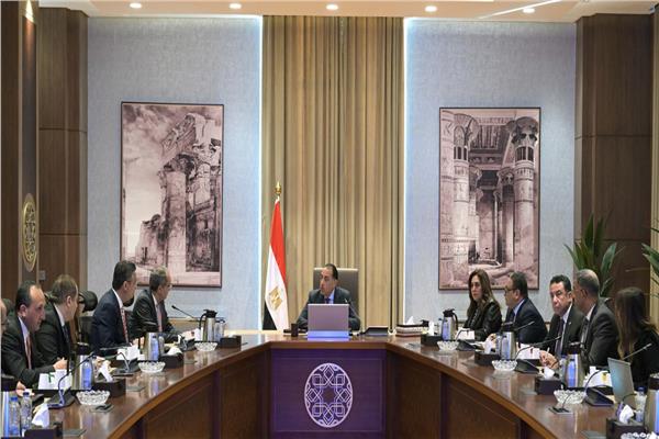 رئيس الوزراء خلال الاجتماع
