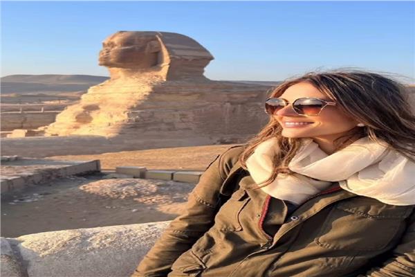 إليزابيث هيرلي أمام الأهرامات