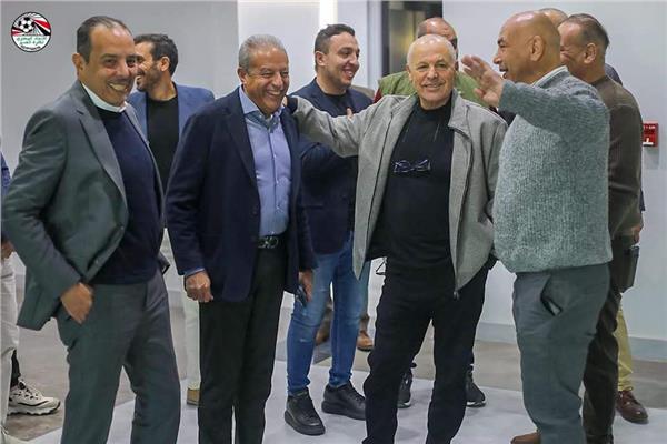 اجتماع أبو ريدة مع حسام وابراهيم حسن