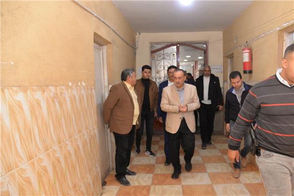 محافظ أسيوط يستمع لمطالب واستفسارات المواطنين