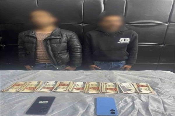 المتهمين وامامهم المضبوطات