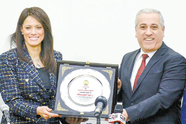 الشوربجى يكرم وزيرة التخطيط