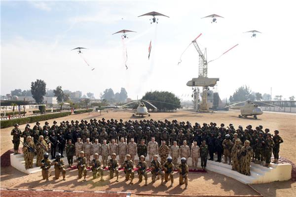 رئيس الأركان يتفقد عدداً من الأنشطة التدريبية لقوات المظلات 