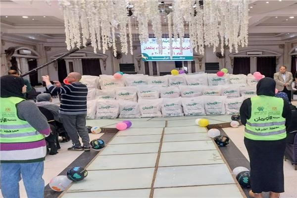 توزيع بطاطين على الأسر الأولي بالرعاية