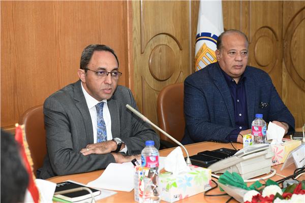اجتماع محافظ قنا بموفد برنامج التنمية الحضرية "الموئل" (الهابيتات)