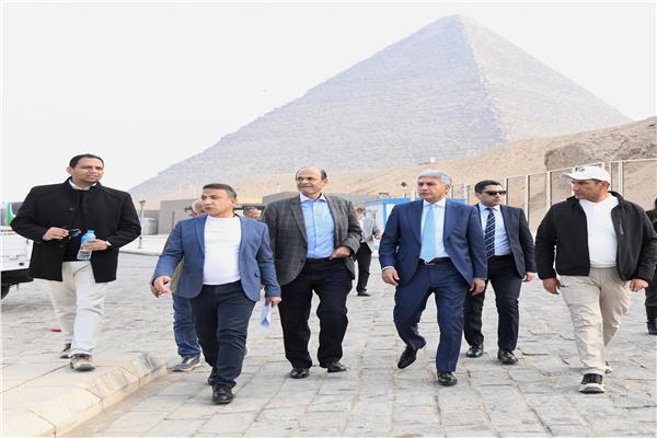 متابعة وزير السياحة مشروع تطوير الخدمات بمنطقة الأهرامات الجيزة