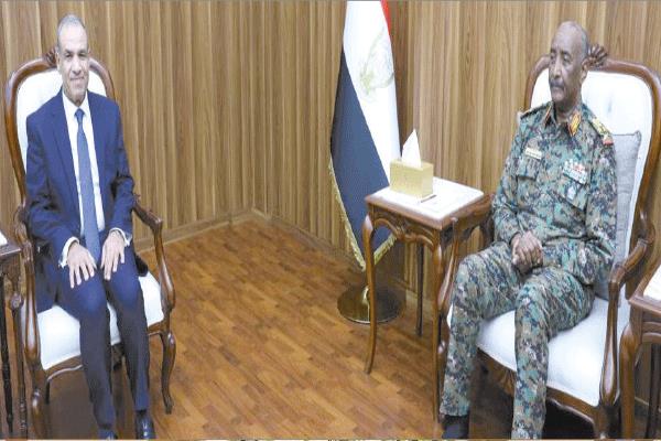 الفريق أول ركن عبدالفتاح البرهان خلال استقباله  د. بدر عبد العاطى وزير الخارجية فى بور سودان