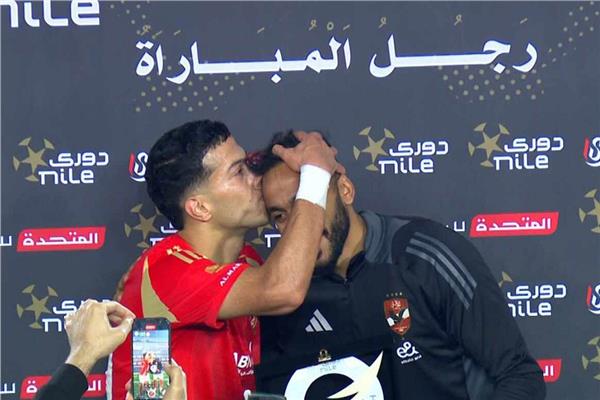 إمام عاشور يهدي كهربا جائزة أفضل لاعب 