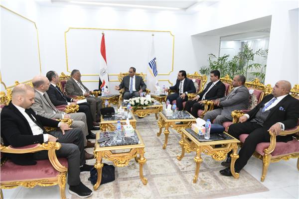 جانب من اجتماع محافظ قنا برئيس الهيئة العامة للمنطقة الاقتصادية للمثلث الذهبي
