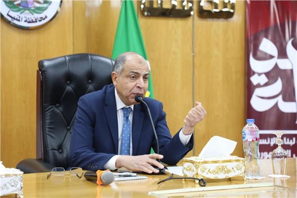 اجتماع محافظ المنيا برؤساء المراكز والمدن