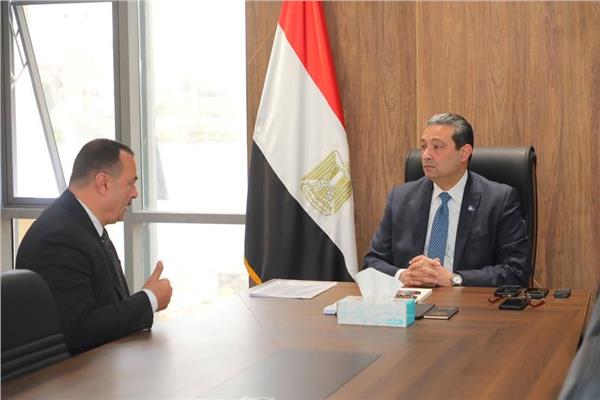 الدكتور أيمن الشهابى محافظ دمياط خلال الاجتماع