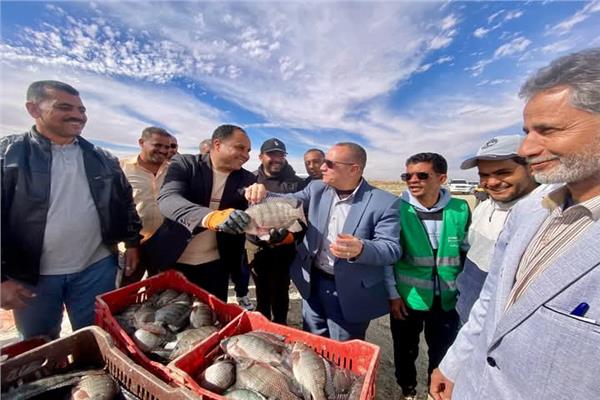 محافظ الوادي الجديد خلال الجولة