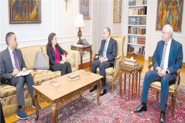 د. بدر عبد العاطى خلال استقباله ستيفانى خورى 