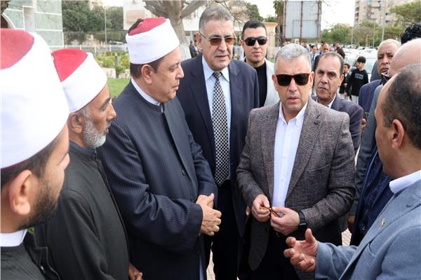 محافظ الإسماعيلية يؤدي صلاة الجمعة بمجمع الزهراء