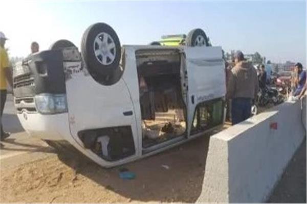 حادث انقلاب سيارة ميكروباص