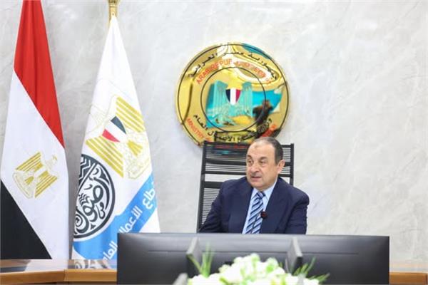 وزير قطاع الأعمال يجتمع برؤساء شركات القطن والغزل والنسيج 
