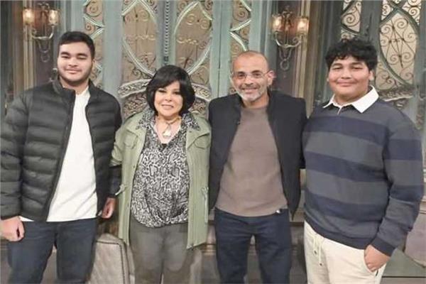 أيمن بهجت قمر وأبناؤه ضيوف إسعاد يونس في «صاحبة السعادة»