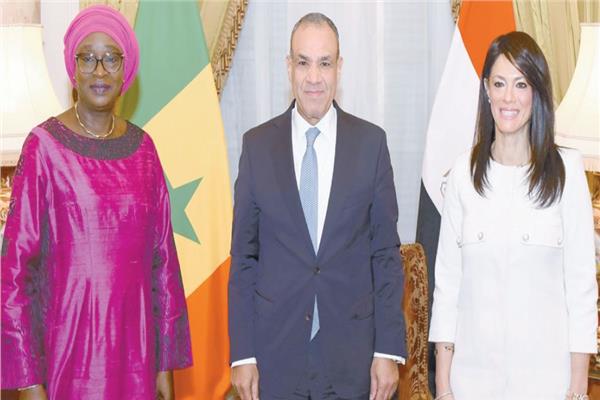د. بدر عبد العاطى و د. رانيا المشاط خلال استقبالهما الوزيرة السنغالية
