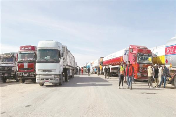 طابور من الشاحنات والمساعدات فى انتظار الدخول من معبر رفح