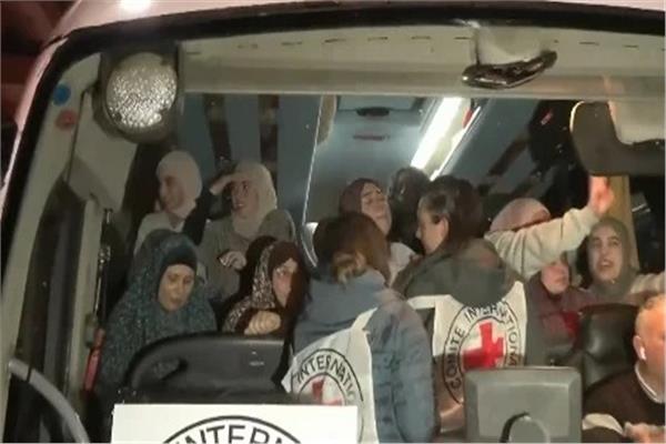  صورا للأسيرات الفلسطينيات بعد تحريرهن