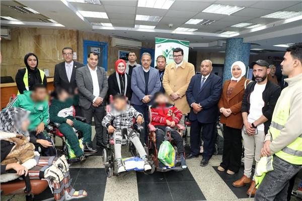 المهندس حازم  الأشمونى محافظ الشرقية خلال تسليم  كراسي متحركة لذوي الهمم