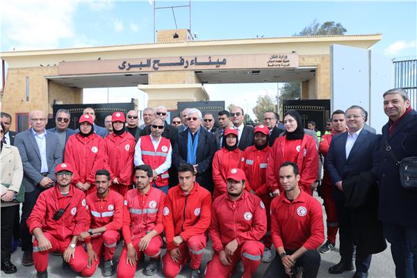 د. أيمن عاشور وزير التعليم العالي والبحث العلمي خلال تواجده بمعبر رفح الحدودي