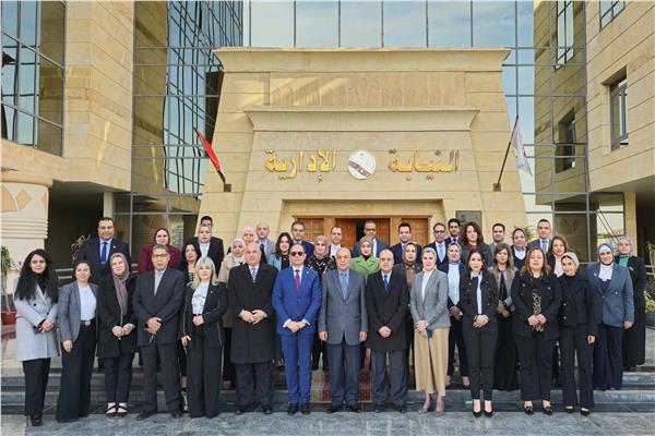 رئيسة النيابة الإدارية والمشاركون في اللقاء