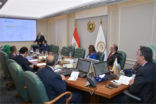 جانب من اجتماع وزير التموين  باللجنة العامة للمساعدات الأجنبية لدعم قطاع غزة.