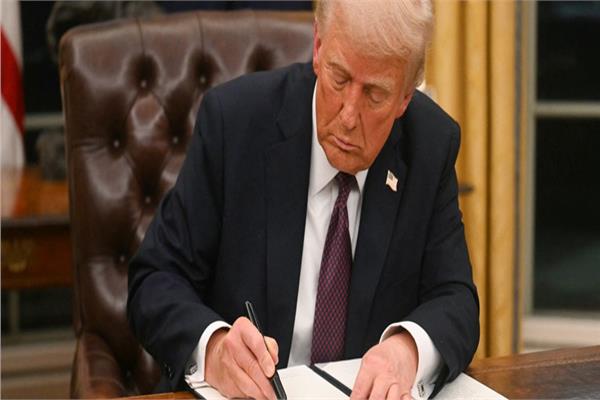 الرئيس الأمريكي دونالد ترامب أثناء توقيع الأوامر التنفيذية