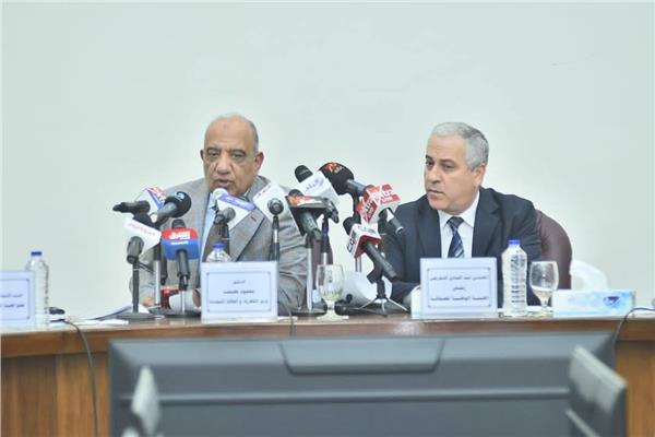 رئيس الهيئة الوطنية للصحافة ووزير الكهرباء خلال الندوة
