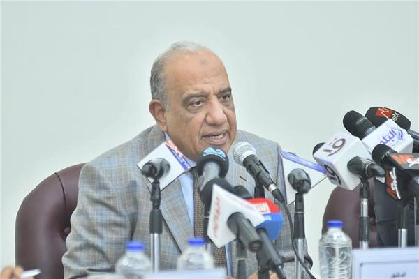 الدكتور محمود عصمت وزير الكهرباء