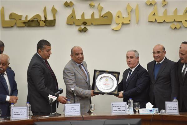 رئيس الهيئة الوطنية للصحافة ووزير الكهرباء خلال الندوة
