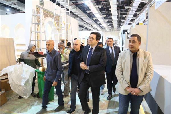 وزير الثقافة يتفقد معرض الكتاب قبل الافتتاح