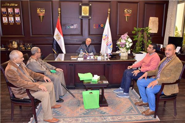 محافظ الأقصر  يبحث مطالب وشكاوى نقيب الفلاحين