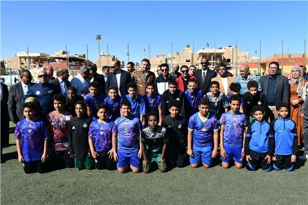 وزير الرياضة أثناء تواجده في مركز شباب رأس غارب