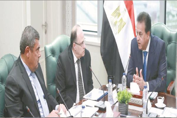 د. خالد عبد الغفار خلال مناقشة الإستراتيجية الوطنية