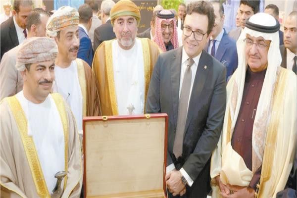 وزير الثقافة يتعرَّف على أهم المعروضات بالجناح العمانى