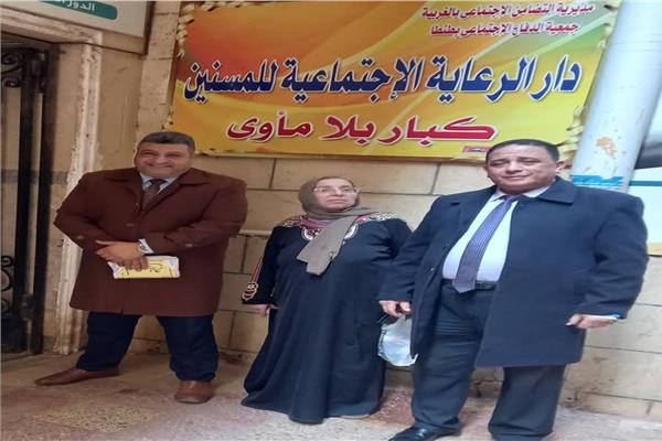 إنقاذ مواطنة تركها أبنائها في الشارع