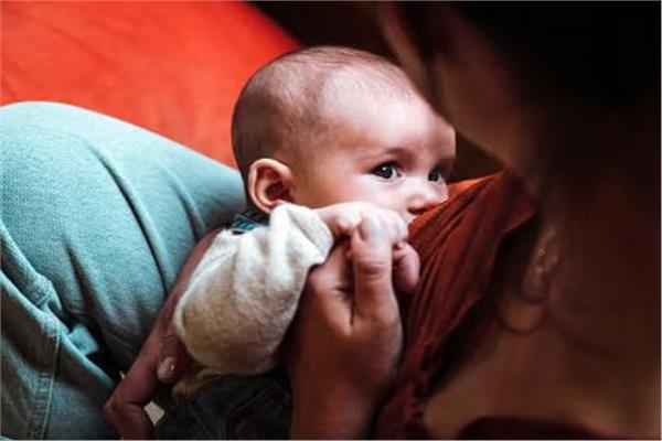 كيفية تعزيز صحة الأم المرضعة وطفلها