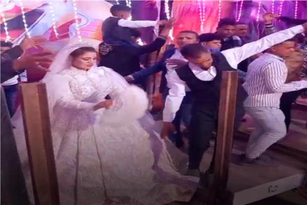 عروسان يحتفلان بزفافهما على قاطرة قصب في الصعيد