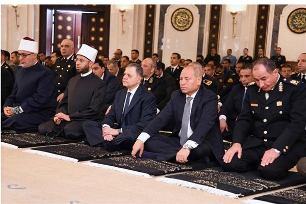 وزير الداخلية يؤدي صلاة الجمعة