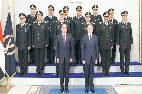 الرئيس عبدالفتاح السيسى يتوسط صورة تذكارية مع وزير الداخلية وأعضاء المجلس الأعلى للشرطة