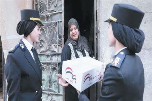 عناصر الشرطة النسائية تُسلم المساعدات