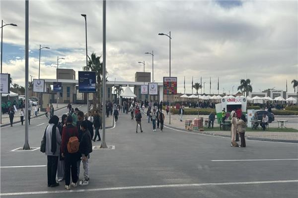 إقبال كبير من الجمهور على معرض القاهرة الدولي للكتاب في يومه الثاني