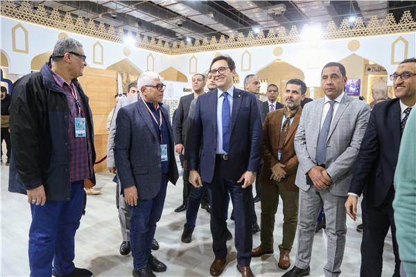 وزير الثقافة يتفقد أروقة معرض القاهرة الدولي للكتاب