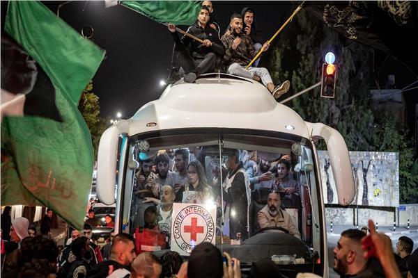 حافلة تقل الأسرى الفلسطينيين المفرج عنهم - أرشيفية