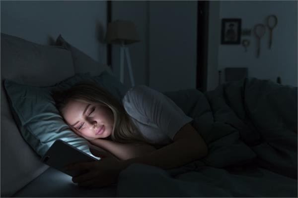  استخدام الهاتف قبل النوم 