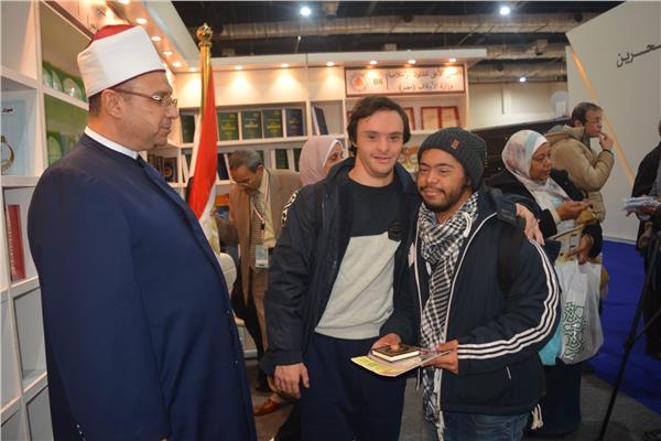 أصحاب الهمم في زيارة لجناح الأعلى للشئون الإسلامية بمعرض الكتاب