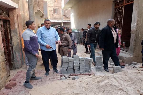 محافظ أسيوط يتابع أعمال تركيب بلاط الإنترلوك