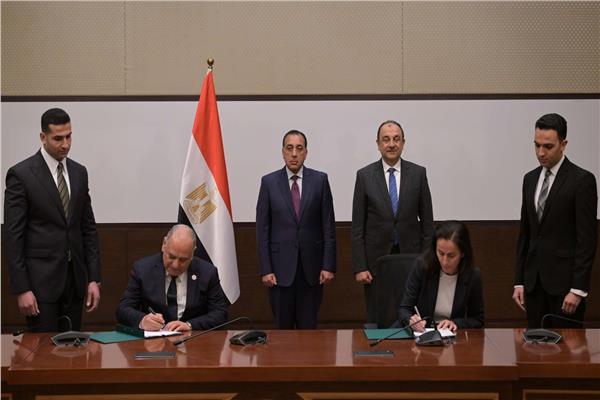 رئيس مجلس الوزراء يشهد توقيع عقد لإعادة تشغيل مصنع بلوكات الأنود بالعين السخنة